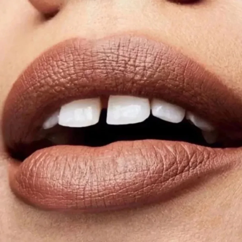 MAC 653 Derrière Lipstick - Derriere Dirty Brown With Gold Undertones